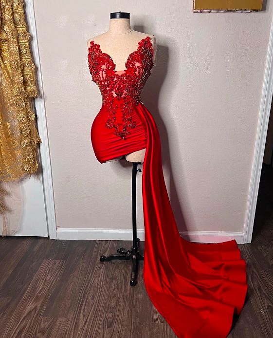 elegant crimson dress Red Elegant Evening Gown With Lace Appliqué Train